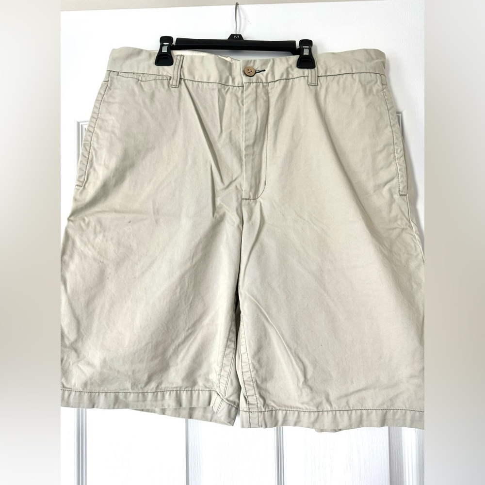 Classic Men's Chinos Light Neutral Cream Flat Front Khaki Type Shorts Size 36